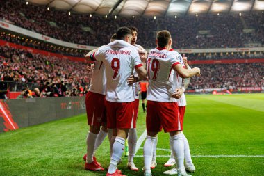 Polonyalı oyuncular, PGE Narodowy 'de (Maciej Rogowski) Polonya ve Litvanya milli takımları arasında oynanan Dünya Kupası 2026 Avrupa Ön eleme maçında Robert Lewandowski' nin attığı golün ardından kutlanıyor.)