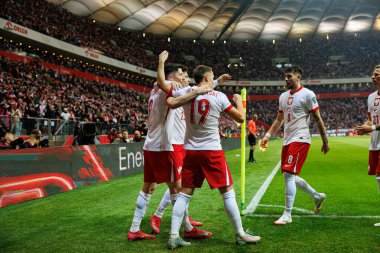 Polonyalı oyuncular, PGE Narodowy 'de (Maciej Rogowski) Polonya ve Litvanya milli takımları arasında oynanan Dünya Kupası 2026 Avrupa Ön eleme maçında Robert Lewandowski' nin attığı golün ardından kutlanıyor.)