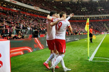 Polonyalı oyuncular, PGE Narodowy 'de (Maciej Rogowski) Polonya ve Litvanya milli takımları arasında oynanan Dünya Kupası 2026 Avrupa Ön eleme maçında Robert Lewandowski' nin attığı golün ardından kutlanıyor.)
