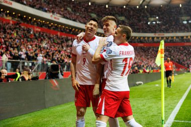 Robert Lewandowski, Krzysztof Piatek ve Przemyslaw Frankowski, PGE Narodowy 'da (Maciej Rogowski) Polonya ve Litvanya milli takımları arasındaki Dünya Kupası 2026 Avrupa ön eleme maçında gol attıktan sonra kutlama yaparken görüldü.)
