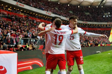 Robert Lewandowski, Krzysztof Piatek ve Przemyslaw Frankowski, PGE Narodowy 'da (Maciej Rogowski) Polonya ve Litvanya milli takımları arasındaki Dünya Kupası 2026 Avrupa ön eleme maçında gol attıktan sonra kutlama yaparken görüldü.)
