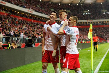 Robert Lewandowski, Krzysztof Piatek ve Przemyslaw Frankowski, PGE Narodowy 'da (Maciej Rogowski) Polonya ve Litvanya milli takımları arasındaki Dünya Kupası 2026 Avrupa ön eleme maçında gol attıktan sonra kutlama yaparken görüldü.)