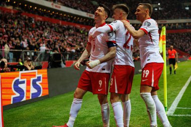 Robert Lewandowski, Krzysztof Piatek ve Przemyslaw Frankowski, PGE Narodowy 'da (Maciej Rogowski) Polonya ve Litvanya milli takımları arasındaki Dünya Kupası 2026 Avrupa ön eleme maçında gol attıktan sonra kutlama yaparken görüldü.)