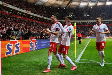 Robert Lewandowski, Krzysztof Piatek ve Przemyslaw Frankowski, PGE Narodowy 'da (Maciej Rogowski) Polonya ve Litvanya milli takımları arasındaki Dünya Kupası 2026 Avrupa ön eleme maçında gol attıktan sonra kutlama yaparken görüldü.)