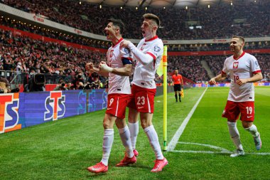 Robert Lewandowski, Krzysztof Piatek ve Przemyslaw Frankowski, PGE Narodowy 'da (Maciej Rogowski) Polonya ve Litvanya milli takımları arasındaki Dünya Kupası 2026 Avrupa ön eleme maçında gol attıktan sonra kutlama yaparken görüldü.)
