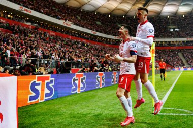Robert Lewandowski ve Krzysztof Piatek, PGE Narodowy 'de (Maciej Rogowski) Polonya ve Litvanya milli takımları arasındaki Dünya Kupası 2026 Avrupa Ön eleme maçında gol attıktan sonra kutlama yaparken görüldü.)