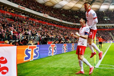 Robert Lewandowski ve Krzysztof Piatek, PGE Narodowy 'de (Maciej Rogowski) Polonya ve Litvanya milli takımları arasındaki Dünya Kupası 2026 Avrupa Ön eleme maçında gol attıktan sonra kutlama yaparken görüldü.)