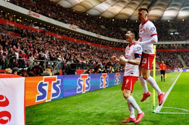 Robert Lewandowski ve Krzysztof Piatek, PGE Narodowy 'de (Maciej Rogowski) Polonya ve Litvanya milli takımları arasındaki Dünya Kupası 2026 Avrupa Ön eleme maçında gol attıktan sonra kutlama yaparken görüldü.)