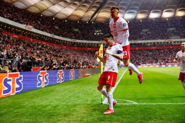 Robert Lewandowski ve Krzysztof Piatek, PGE Narodowy 'de (Maciej Rogowski) Polonya ve Litvanya milli takımları arasındaki Dünya Kupası 2026 Avrupa Ön eleme maçında gol attıktan sonra kutlama yaparken görüldü.)