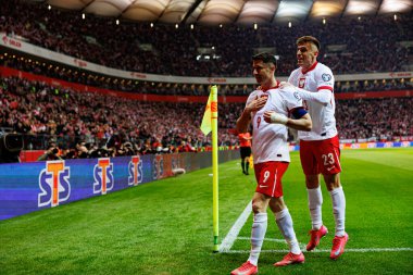 Robert Lewandowski ve Krzysztof Piatek, PGE Narodowy 'de (Maciej Rogowski) Polonya ve Litvanya milli takımları arasındaki Dünya Kupası 2026 Avrupa Ön eleme maçında gol attıktan sonra kutlama yaparken görüldü.)