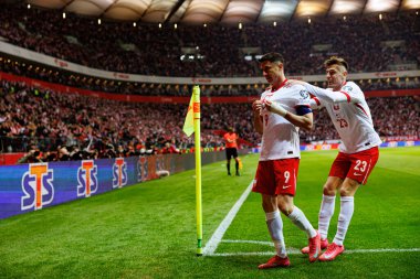 Robert Lewandowski ve Krzysztof Piatek, PGE Narodowy 'de (Maciej Rogowski) Polonya ve Litvanya milli takımları arasındaki Dünya Kupası 2026 Avrupa Ön eleme maçında gol attıktan sonra kutlama yaparken görüldü.)