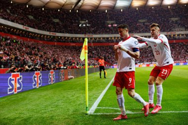 Robert Lewandowski ve Krzysztof Piatek, PGE Narodowy 'de (Maciej Rogowski) Polonya ve Litvanya milli takımları arasındaki Dünya Kupası 2026 Avrupa Ön eleme maçında gol attıktan sonra kutlama yaparken görüldü.)