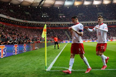 Robert Lewandowski ve Krzysztof Piatek, PGE Narodowy 'de (Maciej Rogowski) Polonya ve Litvanya milli takımları arasındaki Dünya Kupası 2026 Avrupa Ön eleme maçında gol attıktan sonra kutlama yaparken görüldü.)