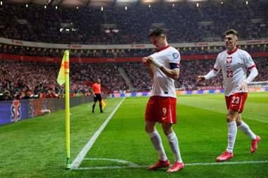 Robert Lewandowski ve Krzysztof Piatek, PGE Narodowy 'de (Maciej Rogowski) Polonya ve Litvanya milli takımları arasındaki Dünya Kupası 2026 Avrupa Ön eleme maçında gol attıktan sonra kutlama yaparken görüldü.)