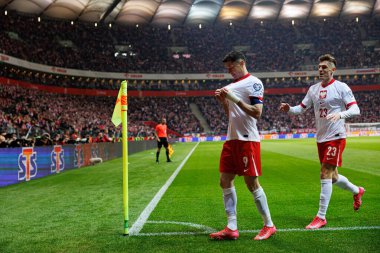 Robert Lewandowski ve Krzysztof Piatek, PGE Narodowy 'de (Maciej Rogowski) Polonya ve Litvanya milli takımları arasındaki Dünya Kupası 2026 Avrupa Ön eleme maçında gol attıktan sonra kutlama yaparken görüldü.)