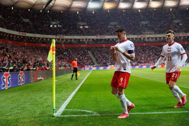 Robert Lewandowski ve Krzysztof Piatek, PGE Narodowy 'de (Maciej Rogowski) Polonya ve Litvanya milli takımları arasındaki Dünya Kupası 2026 Avrupa Ön eleme maçında gol attıktan sonra kutlama yaparken görüldü.)