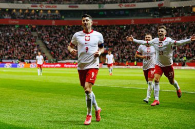 Robert Lewandowski, Przemyslaw Frankowski ve Krzysztof Piatek, PGE Narodowy 'da (Maciej Rogowski) Polonya ve Litvanya milli takımları arasındaki Dünya Kupası 2026 Avrupa ön eleme maçında gol attıktan sonra kutlama yaparken görüldüler.)