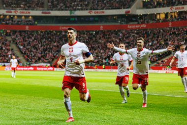 Robert Lewandowski, Przemyslaw Frankowski ve Krzysztof Piatek, PGE Narodowy 'da (Maciej Rogowski) Polonya ve Litvanya milli takımları arasındaki Dünya Kupası 2026 Avrupa ön eleme maçında gol attıktan sonra kutlama yaparken görüldüler.)