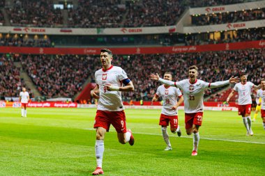 Robert Lewandowski, Przemyslaw Frankowski ve Krzysztof Piatek, PGE Narodowy 'da (Maciej Rogowski) Polonya ve Litvanya milli takımları arasındaki Dünya Kupası 2026 Avrupa ön eleme maçında gol attıktan sonra kutlama yaparken görüldüler.)