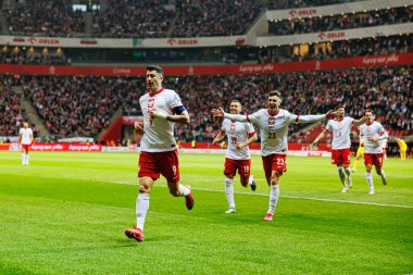 Robert Lewandowski, Przemyslaw Frankowski ve Krzysztof Piatek, PGE Narodowy 'da (Maciej Rogowski) Polonya ve Litvanya milli takımları arasındaki Dünya Kupası 2026 Avrupa ön eleme maçında gol attıktan sonra kutlama yaparken görüldüler.)