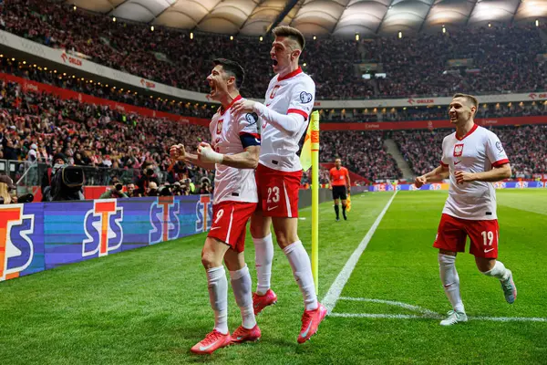 Robert Lewandowski, Krzysztof Piatek ve Przemyslaw Frankowski, PGE Narodowy 'da (Maciej Rogowski) Polonya ve Litvanya milli takımları arasındaki Dünya Kupası 2026 Avrupa ön eleme maçında gol attıktan sonra kutlama yaparken görüldü.)