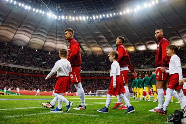 Kamil Piatkowski, Matty Cash ve Jakub Piotrowski, 2026 Dünya Kupası 'nda Polonya ve Litvanya milli takımları arasında PGE Narodowy' da oynanan Avrupa eleme maçı sırasında görüldü (Maciej Rogowski)