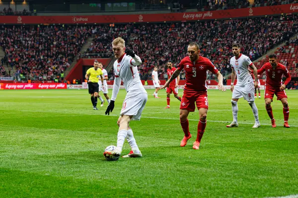 Karol Swiderski ve Ryan Camenzuli, 2026 Dünya Kupası eleme maçında Polonya ve Malta milli takımları arasında PGE Narodowy (Maciej Rogowski)