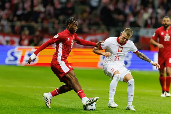 Paul Mbong ve Mateusz Bogusz, 2026 Dünya Kupası eleme maçında Polonya ve Malta milli takımları arasında PGE Narodowy (Maciej Rogowski)