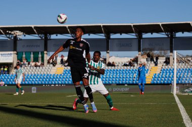 Caue Santos ve Omar Richards, Liga Portekiz maçı sırasında Estadio Municipal Rio Maior 'da Casa Pia ve Rio Ave FC takımları arasında görüldü (Maciej Rogowski)