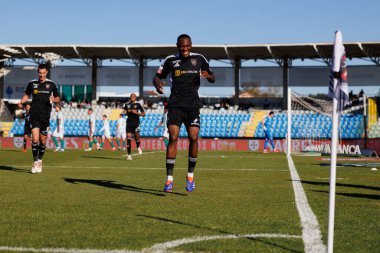 Duplexe Tchamba, Estadio Municipal Rio Maior 'daki (Maciej Rogowski) Casa Pia ve Rio Ave FC takımları arasında oynanan Liga Portekiz maçında gol attıktan sonra kutlama yaparken görülüyor.)