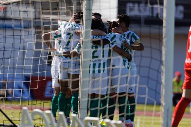 Rio Bulvarı oyuncuları Liga Portekiz maçında Casa Pia ve Rio Ave FC takımları arasında Estadio Municipal Rio Maior (Maciej Rogowski)