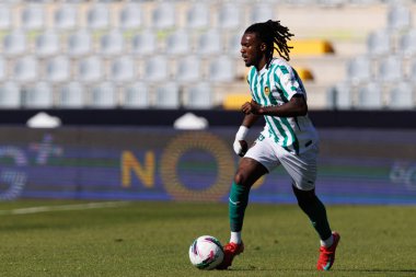 Omar Richards, Liga Portekiz maçı sırasında Estadio Belediyesi Rio Maior 'da Casa Pia ve Rio Ave FC takımları arasında görüldü (Maciej Rogowski)