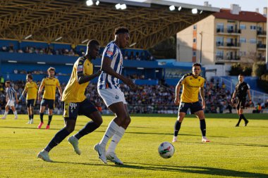 Kevin Boma ve Samuel Aghehowa, Liga Portekiz maçı sırasında Estoril Praia ve FC Porto takımları arasında Estadio Antonio Coimbra da Mota (Maciej Rogowski)