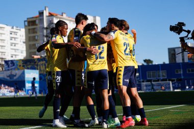 Estoril 'in oyuncuları Liga Portekiz maçı sırasında Yanis Begraoui' nin Estadio Antonio Coimbra da Mota 'daki GD Estoril Praia ve FC Porto takımları arasında attığı golü kutlarken görülüyor (Maciej Rogowski)
