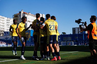 Estoril 'in oyuncuları Liga Portekiz maçı sırasında Yanis Begraoui' nin Estadio Antonio Coimbra da Mota 'daki GD Estoril Praia ve FC Porto takımları arasında attığı golü kutlarken görülüyor (Maciej Rogowski)