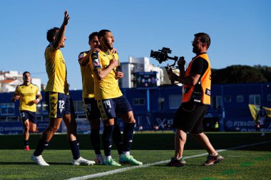 Estoril 'in oyuncuları Liga Portekiz maçı sırasında Yanis Begraoui' nin Estadio Antonio Coimbra da Mota 'daki GD Estoril Praia ve FC Porto takımları arasında attığı golü kutlarken görülüyor (Maciej Rogowski)