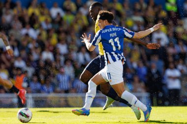 Kevin Boma ve Pepe, Liga Portekiz maçı sırasında Estoril Praia ve FC Porto takımları arasında Estadio Antonio Coimbra da Mota (Maciej Rogowski)