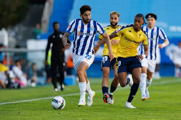 Alan Varela ve Wagner Pina Liga Portekiz maçı sırasında Estoril Praia ve FC Porto takımları arasında Estadio Antonio Coimbra da Mota (Maciej Rogowski)