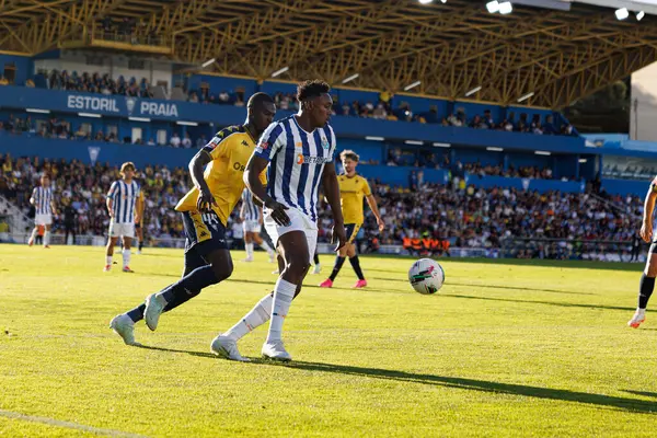 Kevin Boma ve Samuel Aghehowa, Liga Portekiz maçı sırasında Estoril Praia ve FC Porto takımları arasında Estadio Antonio Coimbra da Mota (Maciej Rogowski)
