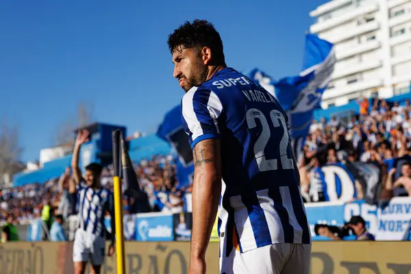 Alan Varela Liga Portekiz maçı sırasında Estoril Praia ve FC Porto takımları arasında Estadio Antonio Coimbra da Mota 'da görüldü (Maciej Rogowski)