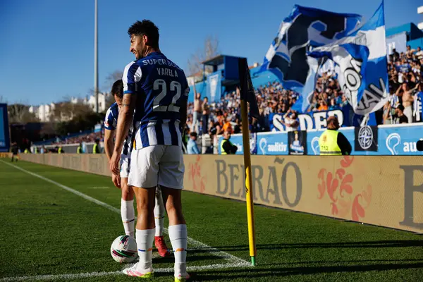 Alan Varela Liga Portekiz maçı sırasında Estoril Praia ve FC Porto takımları arasında Estadio Antonio Coimbra da Mota 'da görüldü (Maciej Rogowski)