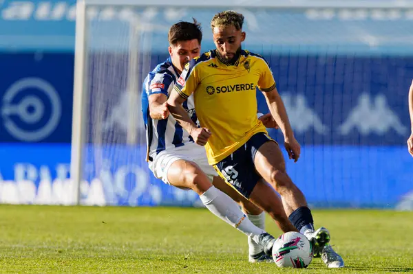 Nehuen Perez ve Rafik Guitane, Liga Portekiz maçı sırasında Estoril Praia ve FC Porto takımları arasında Estadio Antonio Coimbra da Mota (Maciej Rogowski)