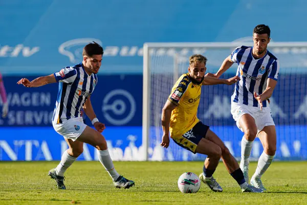 Nehuen Perez, Rafik Guitane ve Ivan Marcano, Liga Portekiz maçında Estoril Praia ve FC Porto takımları arasında Estadio Antonio Coimbra da Mota (Maciej Rogowski)