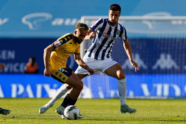 Rafik Guitane ve Ivan Marcano, Liga Portekiz maçı sırasında Estoril Praia ve FC Porto takımları arasında Estadio Antonio Coimbra da Mota (Maciej Rogowski)