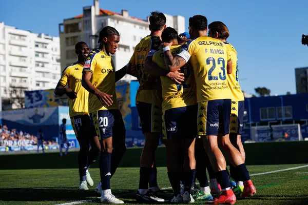 Estoril 'in oyuncuları Liga Portekiz maçı sırasında Yanis Begraoui' nin Estadio Antonio Coimbra da Mota 'daki GD Estoril Praia ve FC Porto takımları arasında attığı golü kutlarken görülüyor (Maciej Rogowski)
