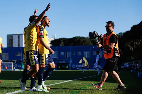 Estoril 'in oyuncuları Liga Portekiz maçı sırasında Yanis Begraoui' nin Estadio Antonio Coimbra da Mota 'daki GD Estoril Praia ve FC Porto takımları arasında attığı golü kutlarken görülüyor (Maciej Rogowski)