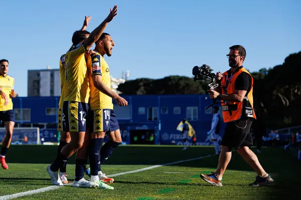 Estoril 'in oyuncuları Liga Portekiz maçı sırasında Yanis Begraoui' nin Estadio Antonio Coimbra da Mota 'daki GD Estoril Praia ve FC Porto takımları arasında attığı golü kutlarken görülüyor (Maciej Rogowski)