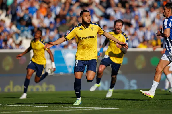 Yanis Begraoui, Liga Portekiz maçında GD Estoril Praia ve FC Porto takımları arasında Estadio Antonio Coimbra da Mota (Maciej Rogowski)