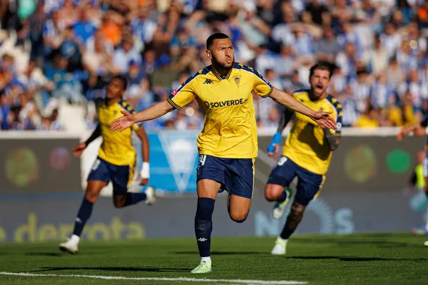 Yanis Begraoui, Liga Portekiz maçında GD Estoril Praia ve FC Porto takımları arasında Estadio Antonio Coimbra da Mota (Maciej Rogowski)
