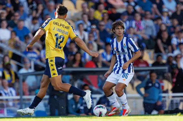 Rodrigo Mora, Liga Portekiz maçı sırasında Estoril Praia ve FC Porto takımları arasında Estadio Antonio Coimbra da Mota 'da görüldü (Maciej Rogowski)